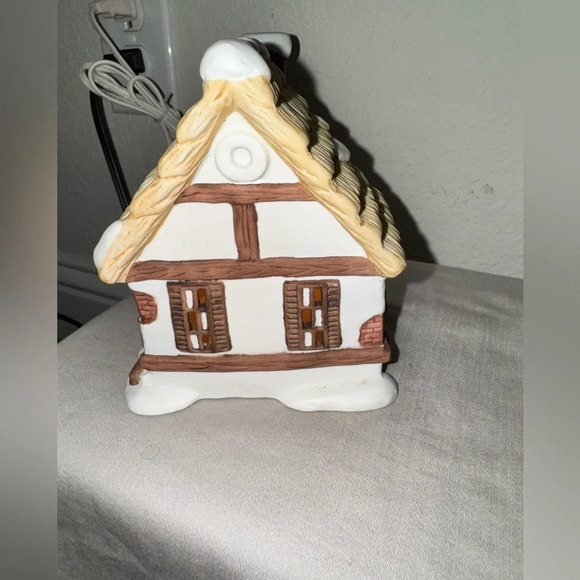 Seymour Mann Christmas Carol Collectibles Lighted Cratchits House - Picture 8 of 9